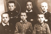 Karol Wojtyła wraz z kolegami ze szkoły.