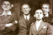 Karol Wojtyła (od lewej) na fotografii z ojcem i kolegami z wadowickiego gimazjum.
