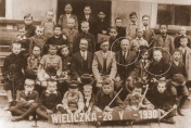 Dziesięcioletni Karol na wycieczce klasowej w Wieliczce. Wśród opiekunów grupy był także jego ojciec.