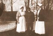 Karol Wojtyła (w wieku 10-11 lat) z pielęgniarkami w ogrodzie przy szpitalu w Bielsku, gdzie pracował jego brat Edmund.