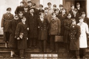 Uczniowie wadowickiego gimnazjum podczas wycieczki do Wieliczki w 1936 roku. Pierwszy z lewej - Karol Wojtyła