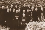 Koledzy ze studiów. Karol Wojtyła stoi pierwszy z lewej w ostatnim rzędzie.