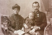 Emilia i Karol Wojtyłowie z synem Edmundem