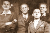 Gimnazjalista Karol Wojtyła wraz z ojcem i kolegami ze szkoły