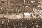 Uroczystości pogrzebowe zmarłego 2 kwietnia 2005 roku paieża Jana Pawła II. Rzym, 8 kwietnia 2005. Fot. Wikipedia (CC BY-SA 2.0)