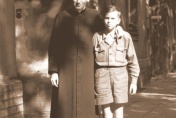 Ks. Wojtyła z ministrantem przed wikarówką parafii św. Floriana w Krakowie, rok 1951