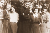 Ks. Wojtyła ze studentkami na tle kościoła św. Floriana w Krakowie