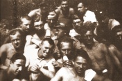 Karol Wojtyła w wojskowym obozie szkoleniowym w Hermanowicach w pobliżu Skoczowa w południowej Polsce, w lipcu 1937 roku. Jest to kurs starszych przysposobienia wojskowego.