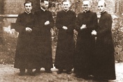 Ks. Karol Wojtyła z grupą księży obok kościoła św. Krzyża w Rzymie, rok 1946