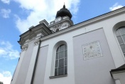 Kościół parafialny Karola Wojtyły. Na ścianie zegar widoczny z okien dawnego mieszkania Wojtyłów.