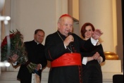 Kardynał Stanisław Dziwisz na scenie krakowskiej filharmonii