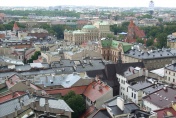 Widok z wyższej wieży (zwanej Hejnalicą) Bazyliki Mariackiej w Krakowie
