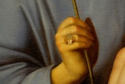 Kopia papieskiego pierścienia Rybaka ofiarowana przez Ojca Świętego Jana Pawła II. Pierścień umieszczono na obrazie znajdującym się w ołtarzu głównym.