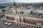 Widok z wyższej wieży (zwanej Hejnalicą) Bazyliki Mariackiej w Krakowie