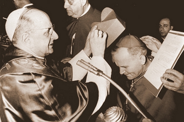 Arcybiskup Karol Wojtyła otrzymuje godność kardynalską z rąk Ojca Św. Pawła VI