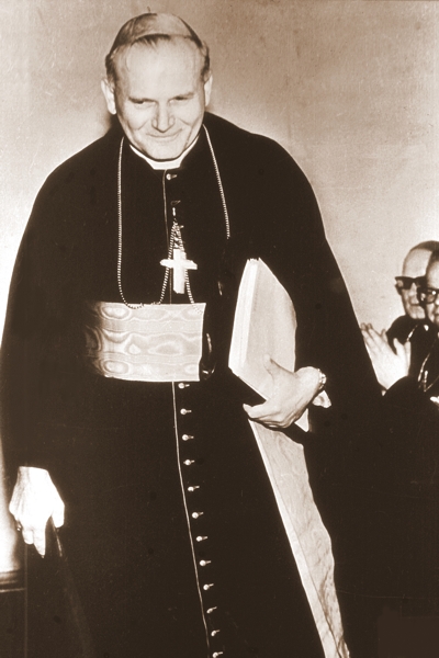 Abp Karol Wojtyła w przerwie obrad Soboru Watykańskiego II