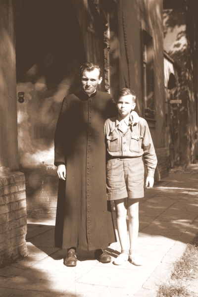 Ksiądz Wojtyła z ministrantem przed wikarówką parafii św. Floriana