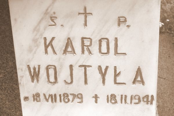 Tablica z grobowca Wojtyłów i Kaczorowskich